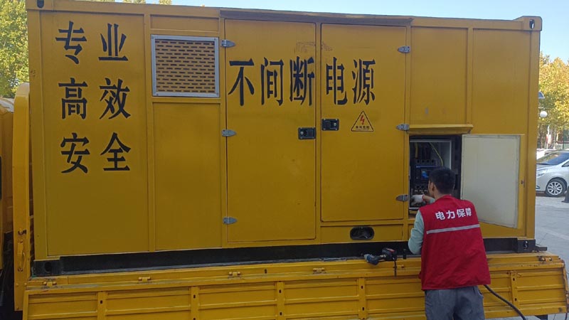 金东柴油发电机组和UPS电源配合使用时，如何避免切换过程中的电力中断？
